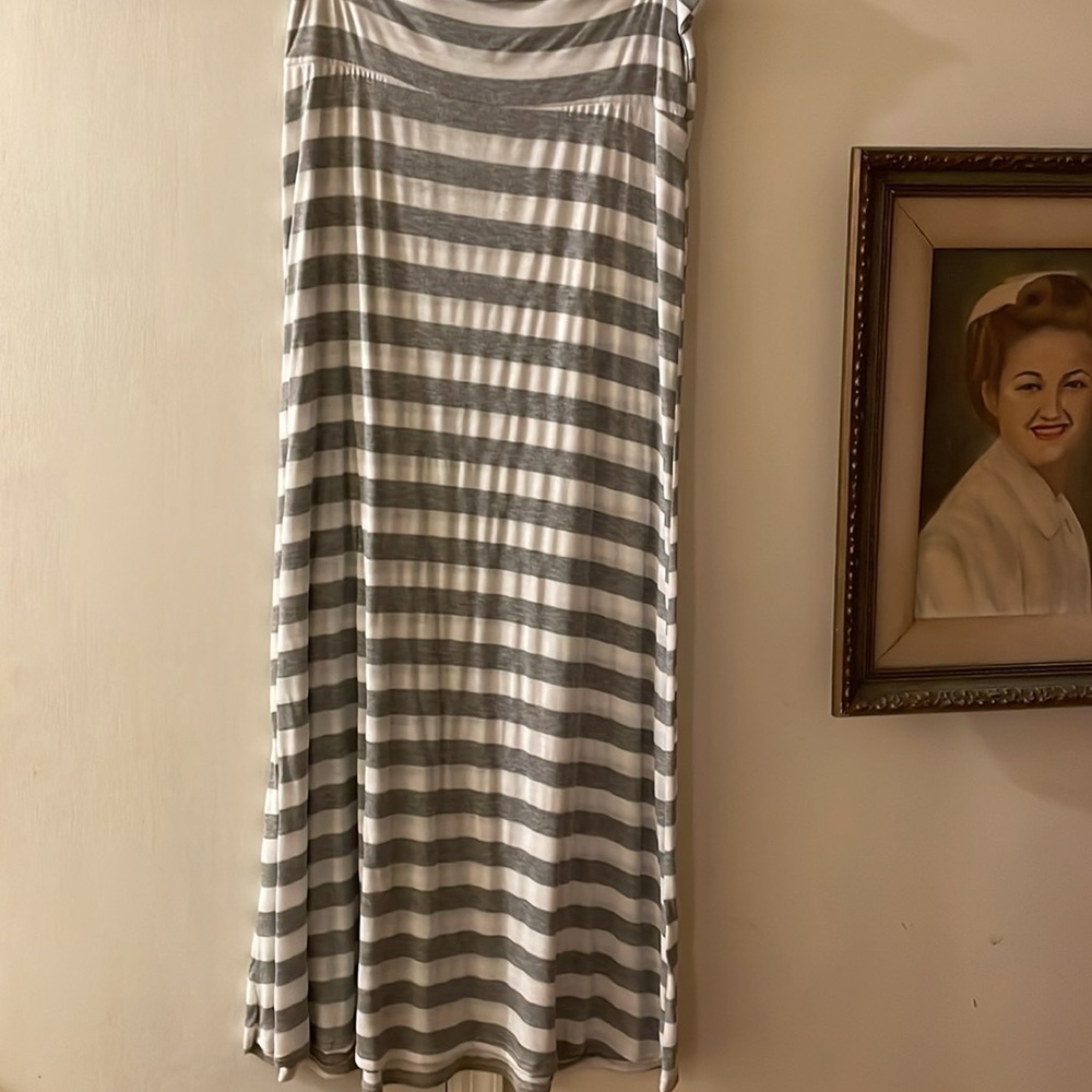 Gray and white fold over skirt​​ - Picture 2 of 2